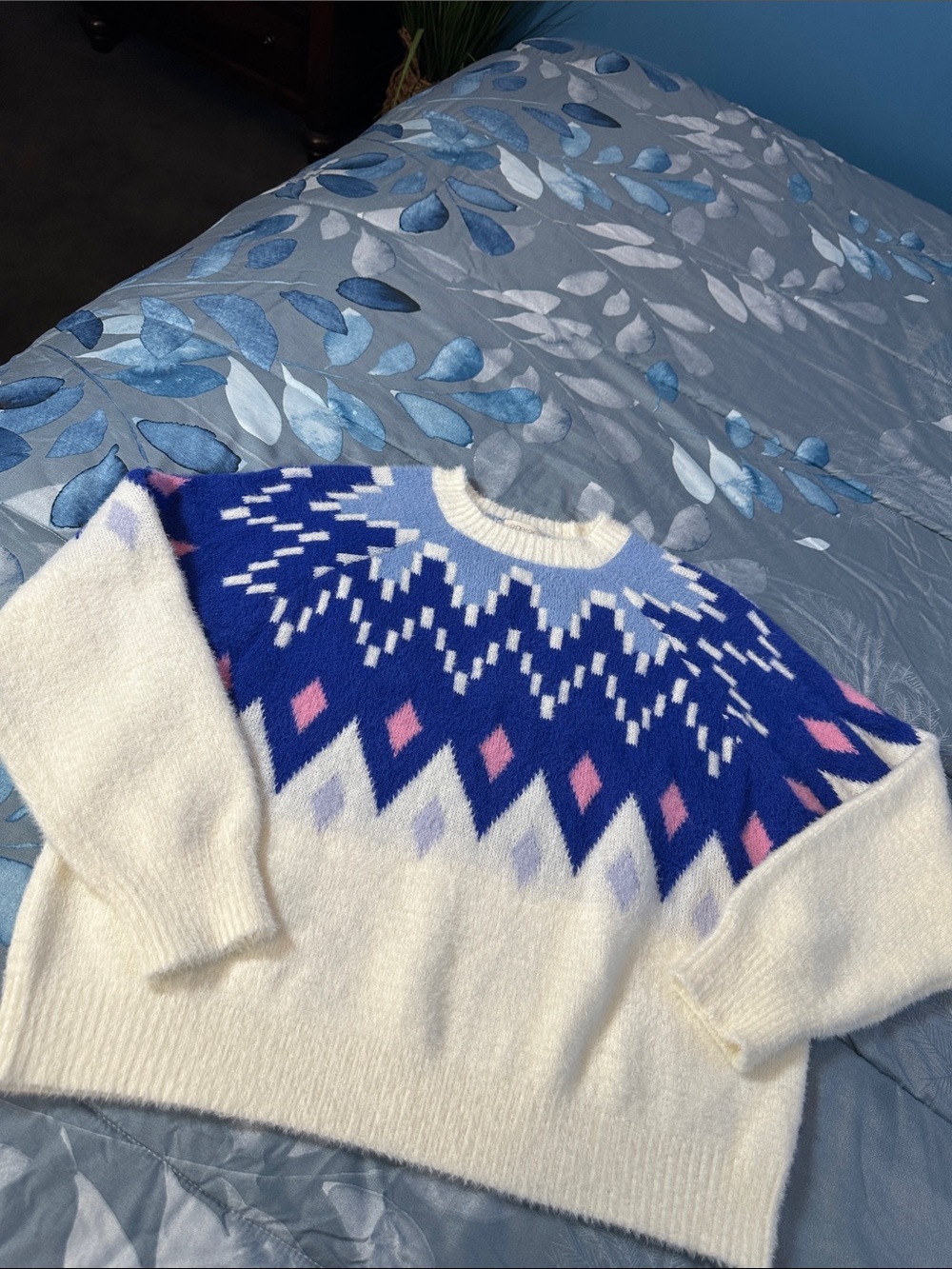 Like New Greige Women’s Fair Isle Crewneck Sweater in White & Blue Sz L/XL ?